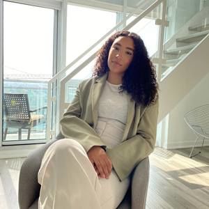 Meet your Posher, Naomi a